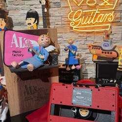 VOX PATHFINDER 10 RED  LIMITED ( STOCK REAL NO VIRTUAL)