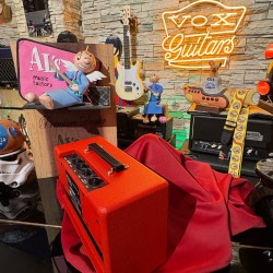 VOX PATHFINDER 10 RED  LIMITED ( STOCK REAL NO VIRTUAL)