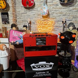 VOX PATHFINDER 10 RED  LIMITED ( STOCK REAL NO VIRTUAL)