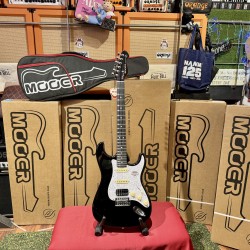 MOOER GUITARS MSC 10 PRO BLACK White Pearl Pickguard   HSS W/ Bag